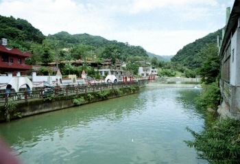 青青小河流 攝影：周洪新