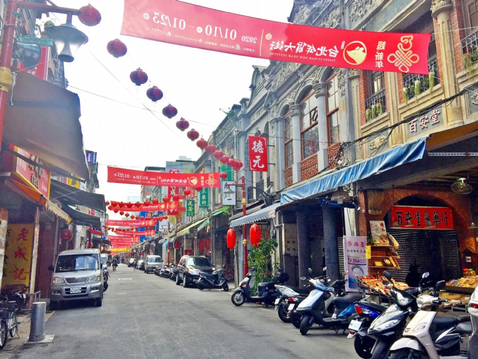迪化街是台北最知名的年貨大街 攝影：Eva隨手拍