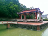 萊園內的飛觴醉月亭與虹橋<br/> 攝影：Eva隨手拍