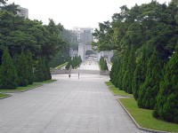 兩旁種滿松柏充滿著莊嚴且肅穆<br/> 攝影：方盛文