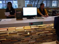 高雄市立圖書館總館服務台<br/> 攝影：旅遊王攝影組