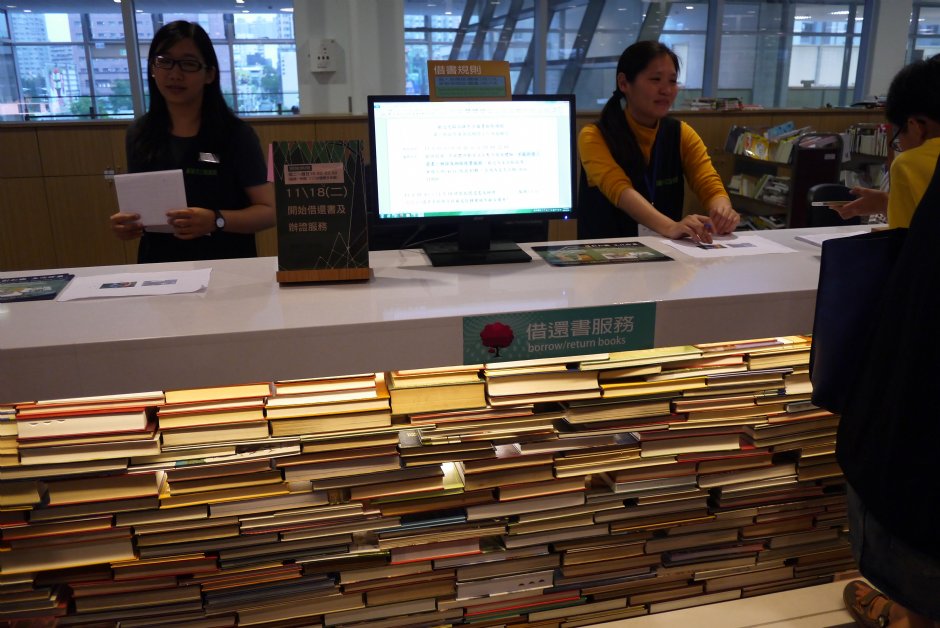 高雄市立圖書館總館服務台 攝影：旅遊王攝影組