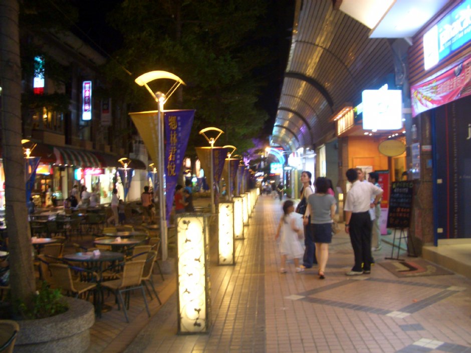台中精明一街夜景 攝影：鄭瑄頤