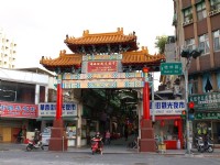 入口兩旁滿是商家<br/> 攝影：amo