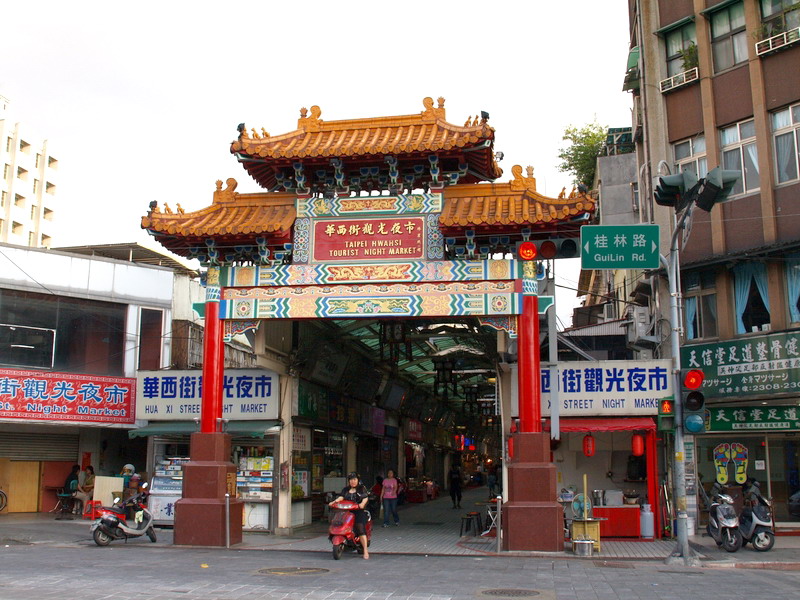 入口兩旁滿是商家 攝影：amo