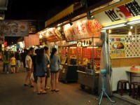 自強夜市裡攤位眾多<br/> 攝影：Kavin
