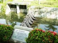 臨時攔水壩<br/> 攝影：資料來源─台灣雲林農田水利會