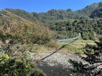 白鹿吊橋橫跨於大甲溪兩岸<br/> 攝影：Eva隨手拍