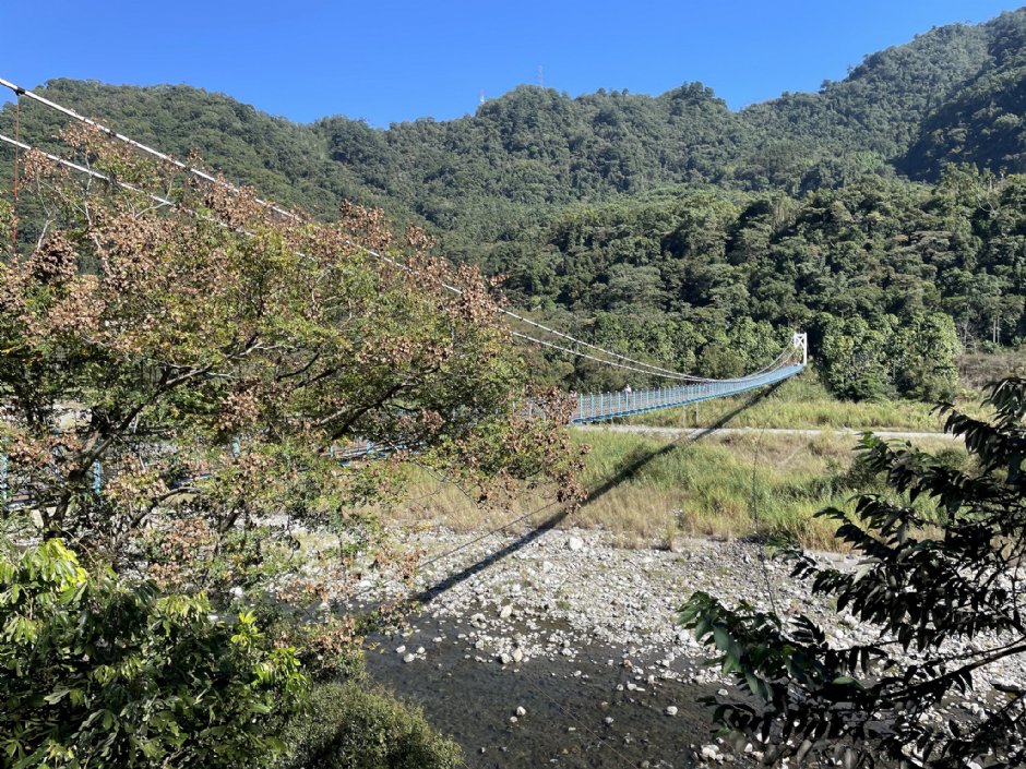 白鹿吊橋橫跨於大甲溪兩岸 攝影：Eva隨手拍