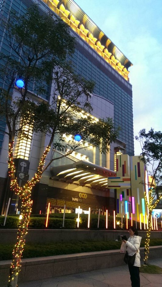 充滿耶誕氣氛的台北101週邊(2015年) 攝影：Eva隨手拍