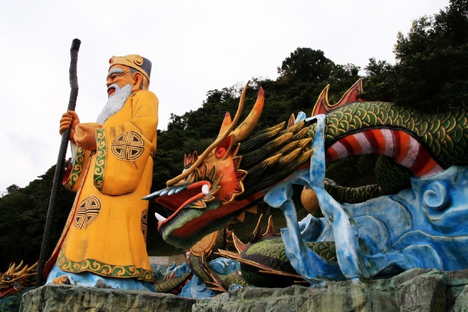 福德正神像與屋簷雕飾 攝影：陳銘祥