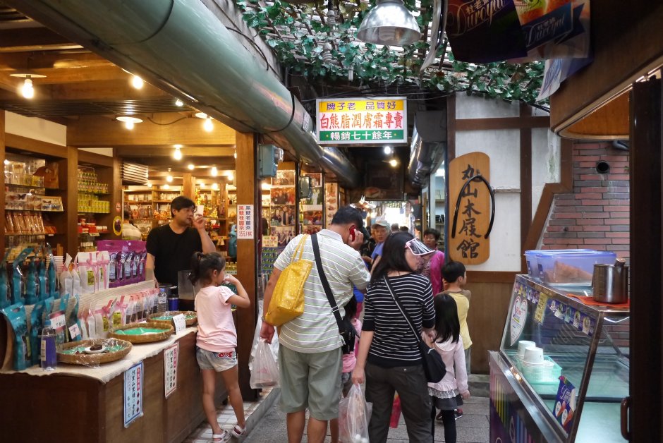 201407奮起湖老街販售名特產 攝影：三個井