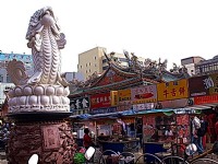 廟旁龍鯉造景<br/> 攝影：amo