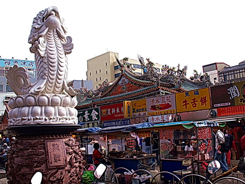廟旁龍鯉造景 攝影：amo