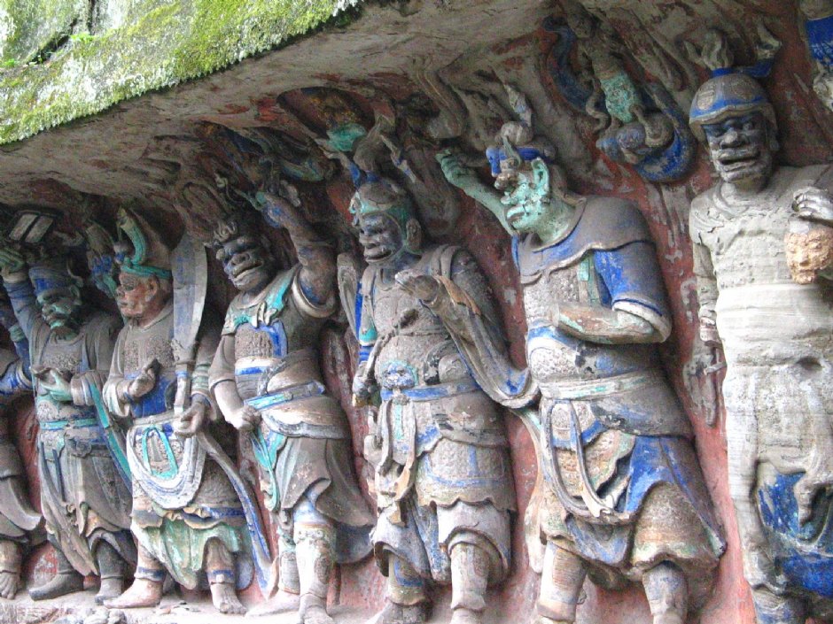 整排的石壁雕像 攝影：馮順