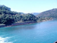 新烏公路湛藍的水壩<br/> 攝影：余燕鳳