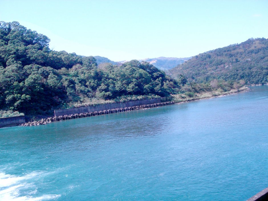 新烏公路湛藍的水壩 攝影：余燕鳳