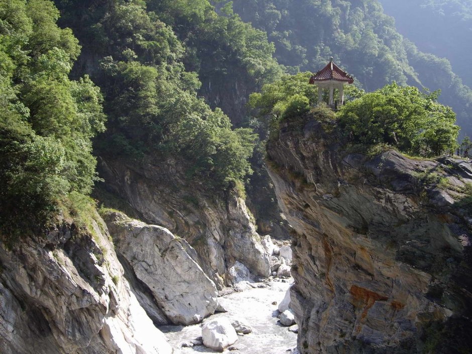 岩層上涼亭 攝影：老山羊資訊網