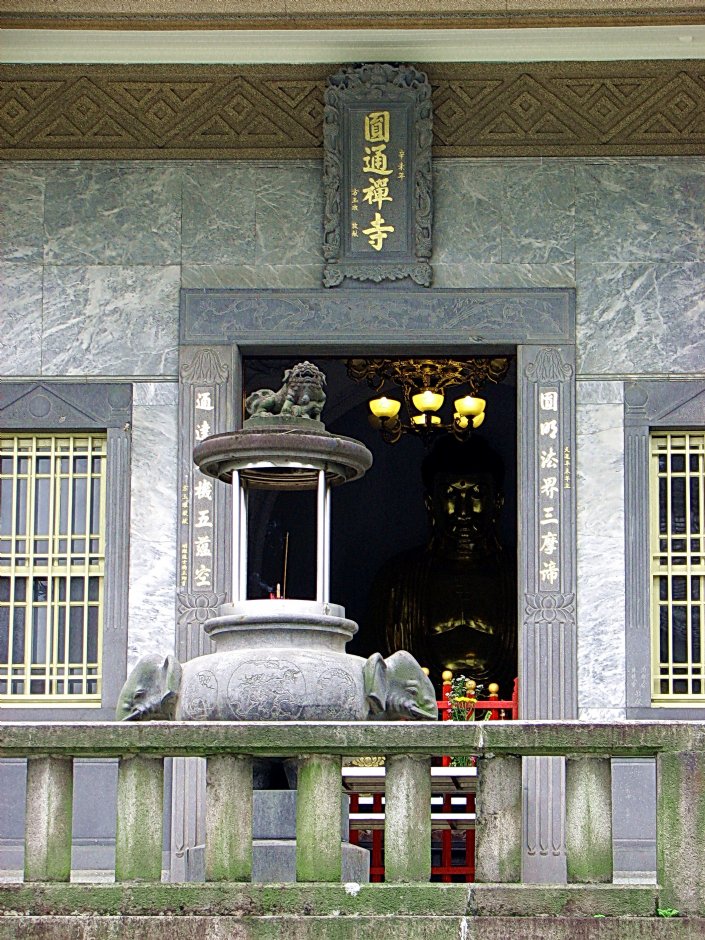 香爐與正殿門口 攝影：林仲哲
