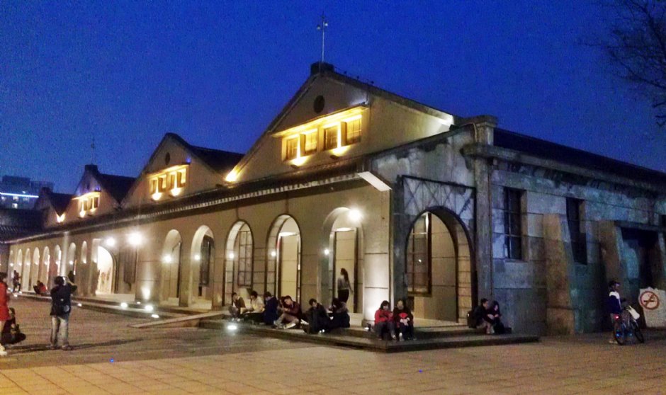松山文創園區夜晚迷人 攝影：Eva隨手拍