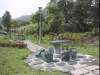 棋桌石椅<br/> 攝影：郭香妙