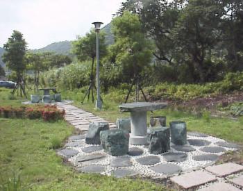 棋桌石椅 攝影：郭香妙