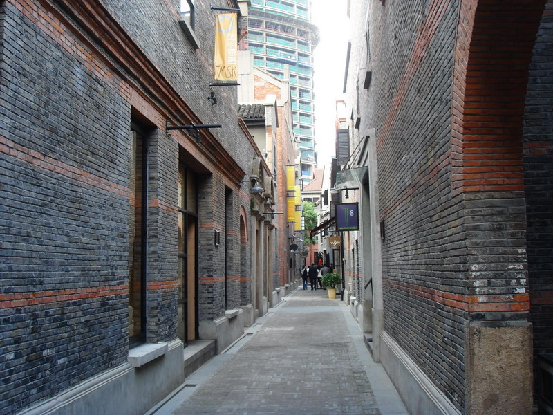 磚瓦牆與現代建築 攝影：余燕鳳