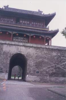 荊州古城牆之東門 攝影：台灣中國旅行社