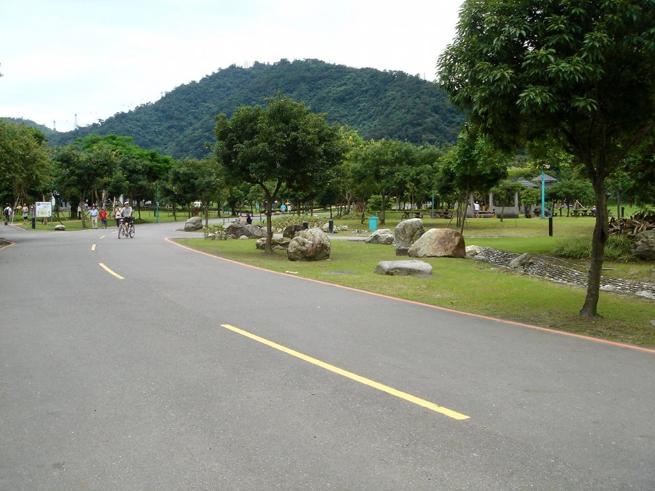 寬敞的自行車道 攝影：余燕鳳