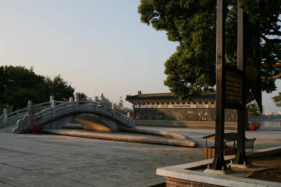 萬仞宮牆與橋 攝影：老山羊部落格