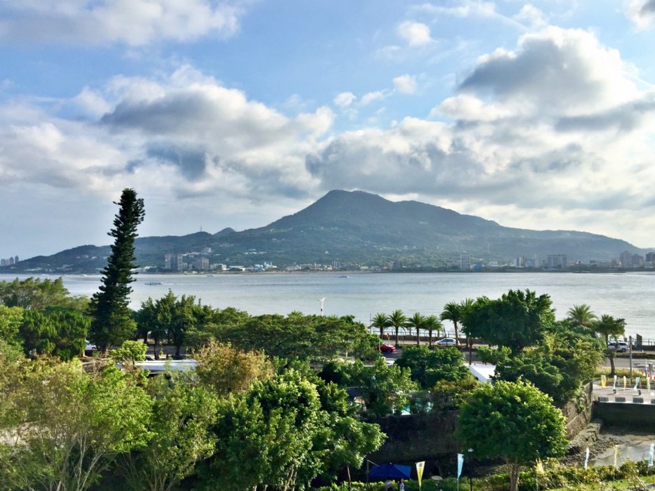 站在戶外園區可眺望淡水河與觀音山風光 攝影：Eva隨手拍