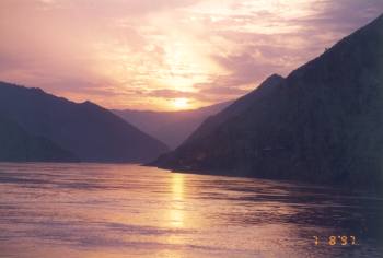 西陵峽燦爛的夕陽 攝影：台灣中國旅行社