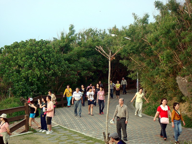 觀落日人潮 攝影：余燕鳳