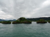 乘坐遊湖船即近身欣賞拉魯島<br/> 攝影：Eva隨手拍