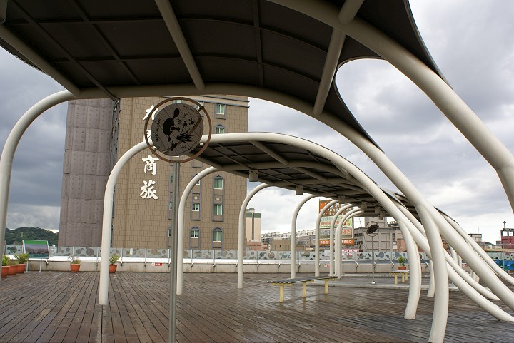 捷運小碧潭站南廣場 攝影：Eva隨手拍