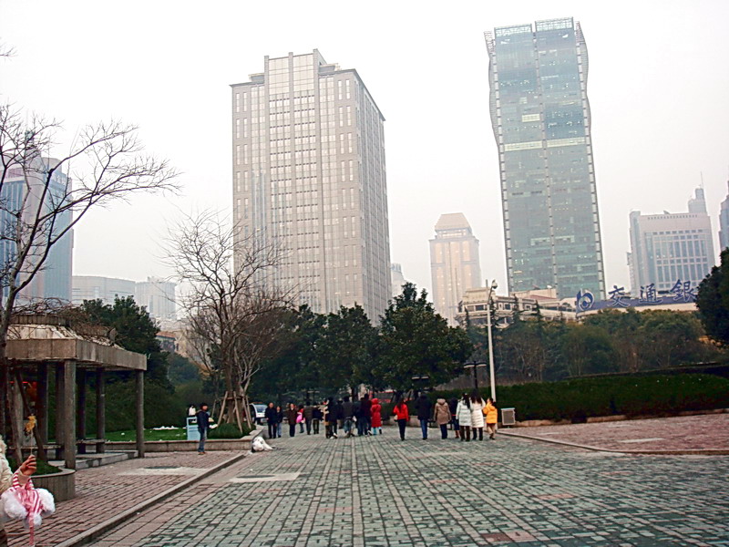 廣場緊鄰都會區 攝影：余燕鳳
