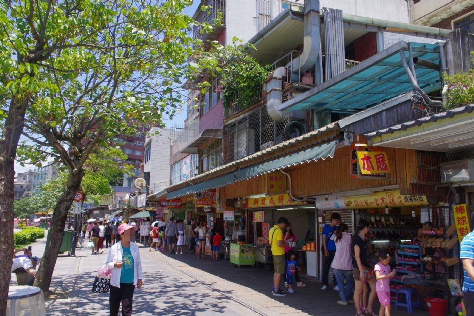 中正路另一端之環河道路商店林立 攝影：Eva隨手拍