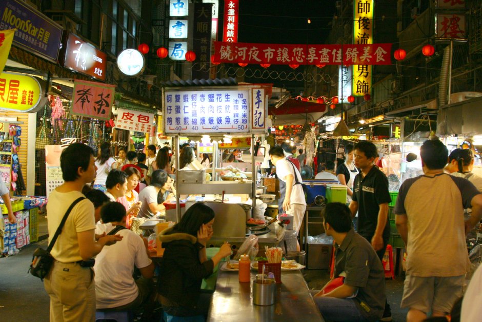 想吃小吃要排隊 攝影：簡時強