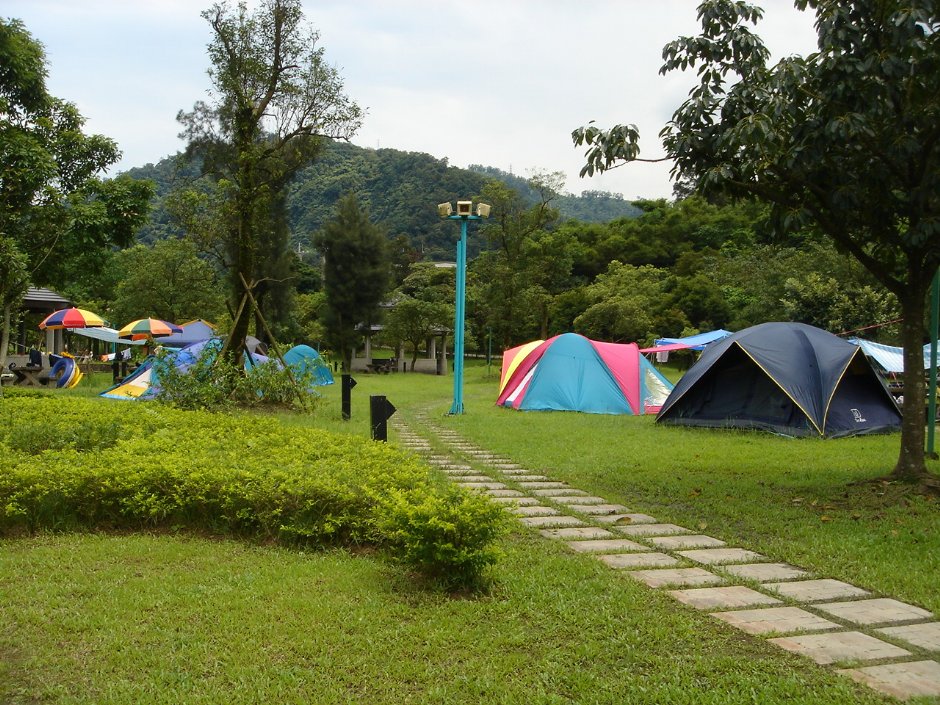 在山林間露營 攝影：余燕鳳