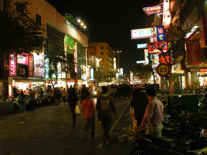 逢甲夜市人潮 攝影：徐世英