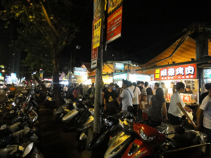 瑞豐夜市人擠人 攝影：山景