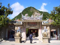 關仔嶺碧雲寺廟門<br/> 攝影：王世傳