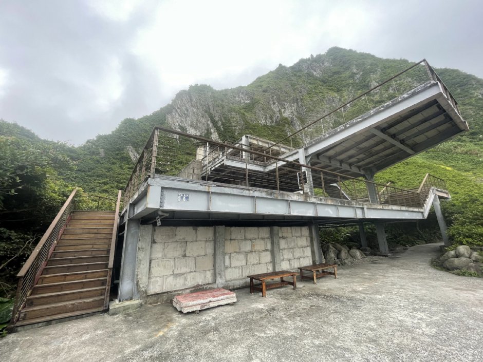 已廢棄的休憩中心是島上唯一掛有門牌號碼的建築 攝影：Eva隨手拍