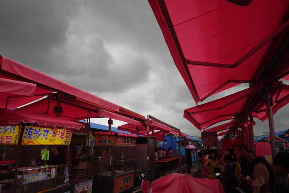 凱旋夜市未開幕當躲雨區 攝影：三井