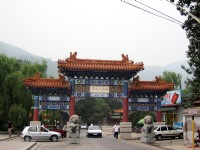 入口牌樓<br/> 攝影：方盛文