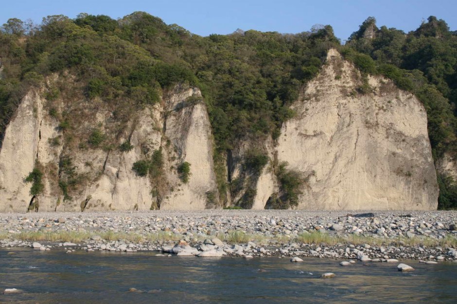 裸露岩層的小黃山 攝影：老山羊部落格