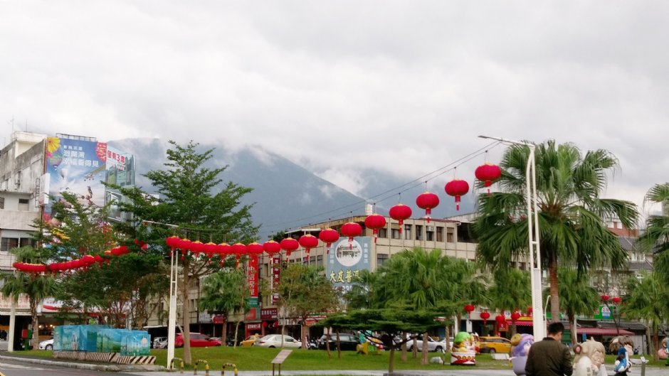 出站後眼前即是花蓮的壯闊山巒 攝影：Eva隨手拍