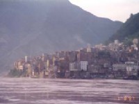 瞿塘峽口外<br/> 攝影：台灣中國旅行社