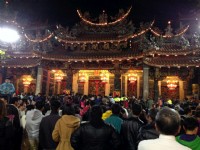 除夕夜的鎮瀾宮人潮眾多<br/> 攝影：陳皮梅