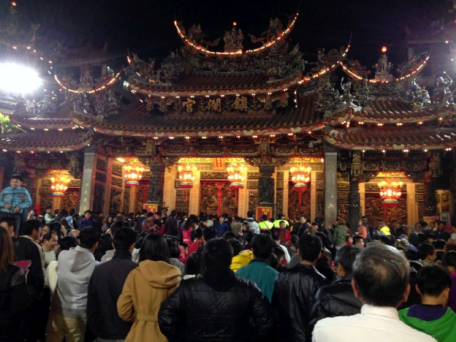 除夕夜的鎮瀾宮人潮眾多 攝影：陳皮梅
